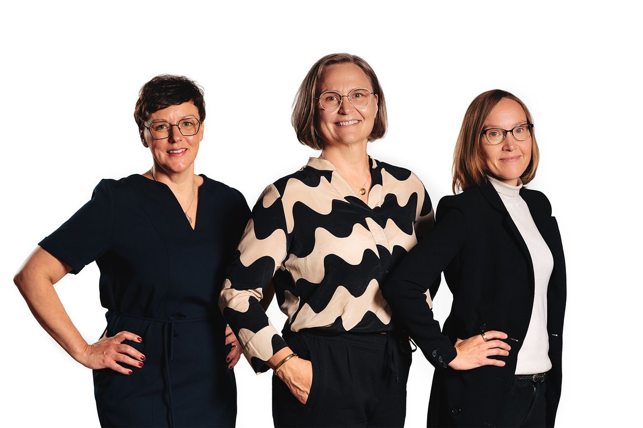 Naiskolmikko kipparoi johtajakoulua