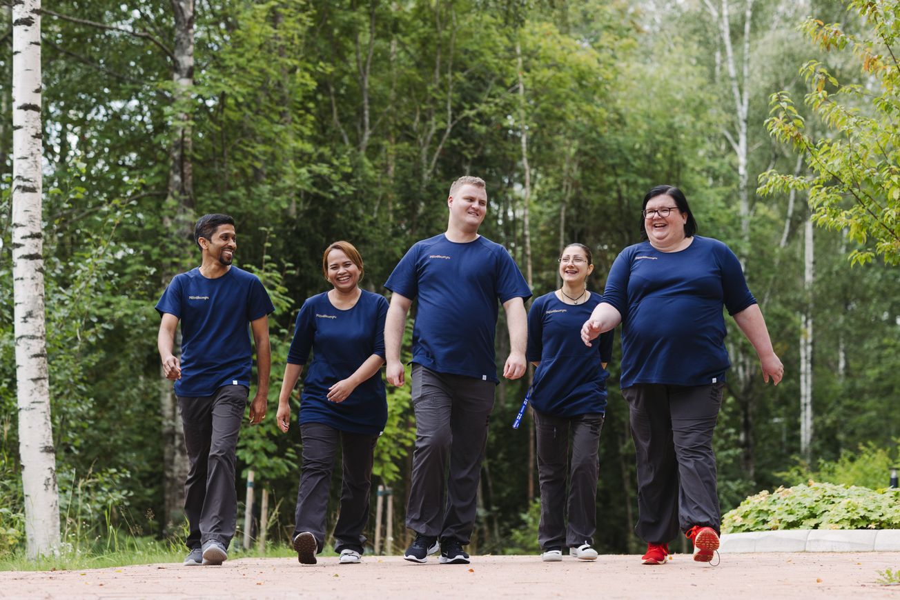 Tyytyväiset työntekijät ja tyytyväisiä asiakkaita