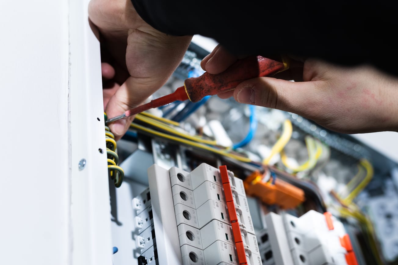 Elenom Oy on kokonaisvaltainen sähkötöiden asiantuntija