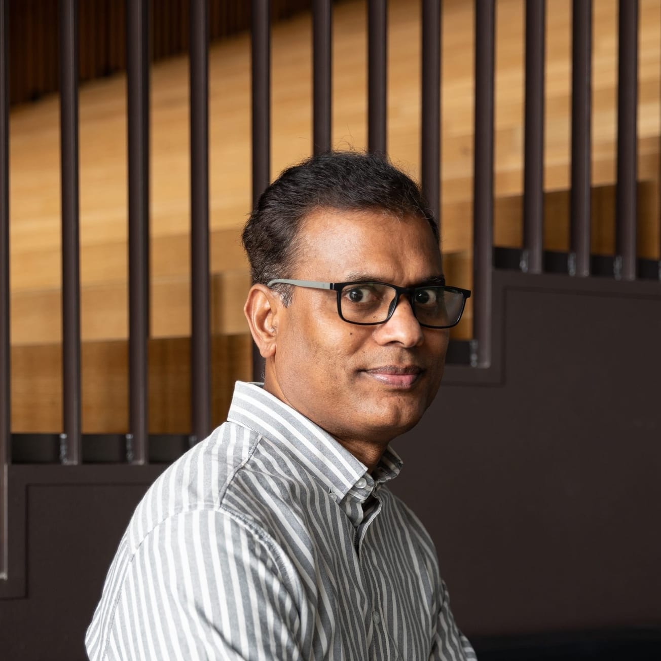 Intialainen tutkija löysi Suomesta hyvän työympäristön ja opetteli uuden kielen lisäksi myös luistelemaan